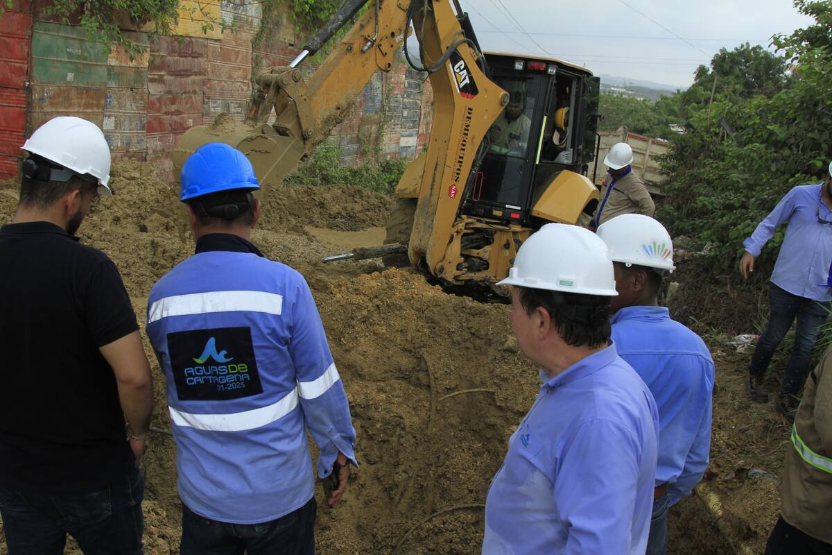 Labores por parte de Aguas de Cartagena. // Foto: Julio Castaño.