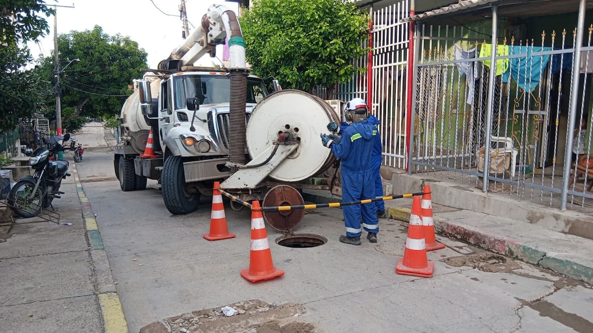 Un equipo de Aguas de Cartagena realiza la desobstrucción del alcantarillado // Cortesía: Acuacar.