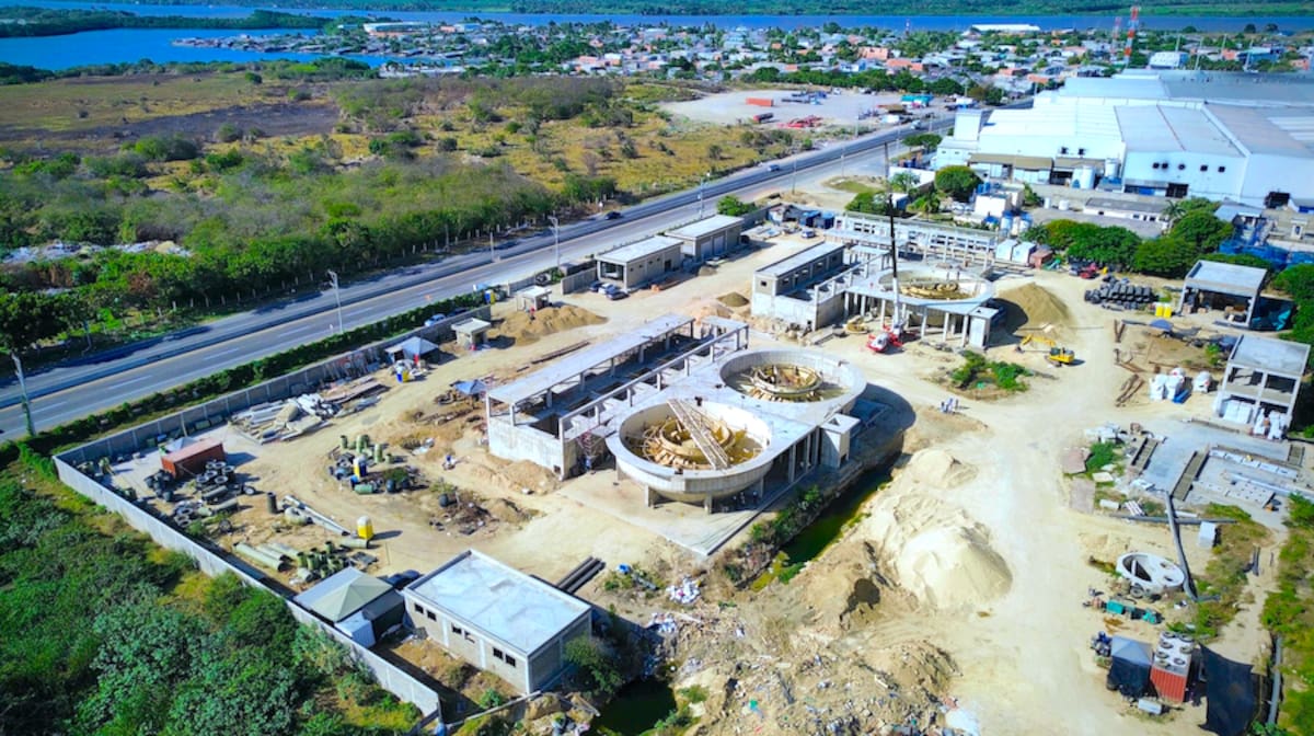El gobernador Eduardo Verano, tras la visita a inspeccionar las obras, estima que la misma es fundamental para lograr la cobertura universal y acabar definitivamente con los problemas de la cuña marina en la zona costera del departamento.// Cortesía Gobernación del Atlántico.
