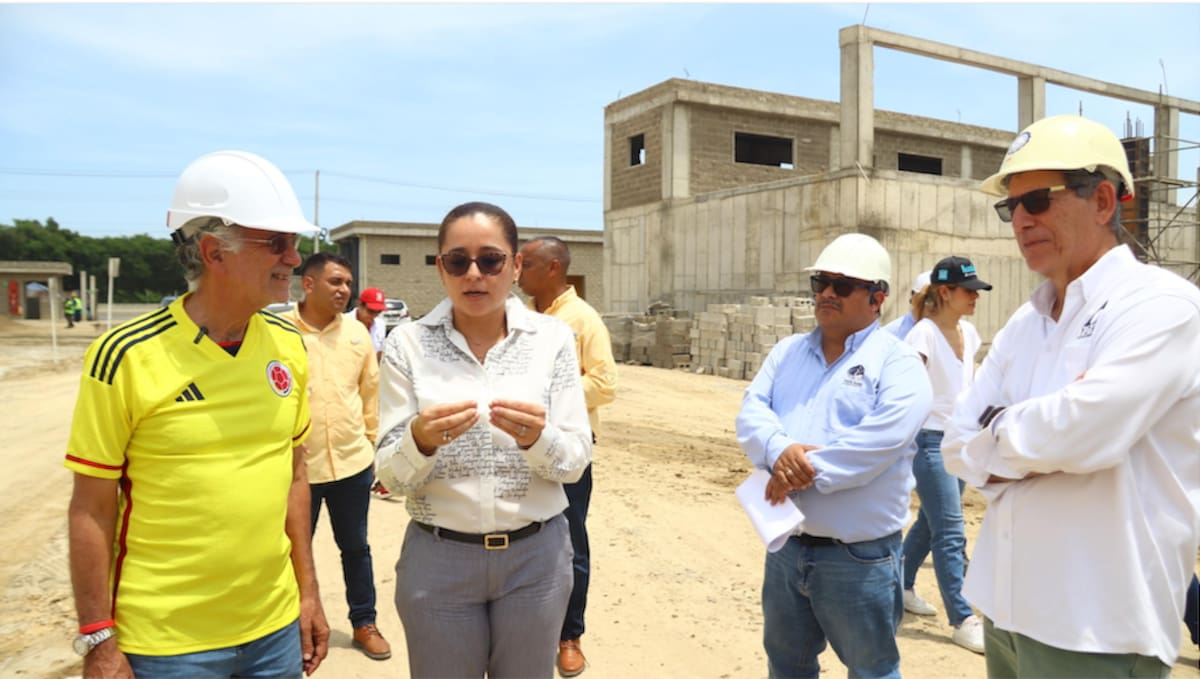 El gobernador del Atlántico Eduardo Verano y la secretaria de Agua Potable y Saneamiento Básico de la Gobernación del Atlántico, Lady Ospina, visitaron las obras del Acueducto Regional del Norte.//Cortesía Gobernación del Atlántico.