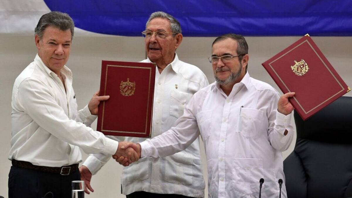 El histórico saludo de Juan Manuel Santos, presidente de Colombia, y Timoleón Jiménez, líder de las FARC. //EFE