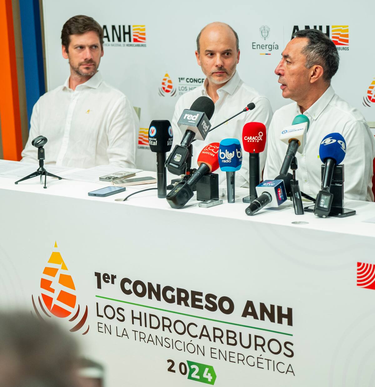 El presidente de Ecopetrol, Ricardo Roa, primero a la derecha y Daniel Adrian Ferreiro, gerente general de Parex Resources, en el centro, en rueda de prensa en el Hotel Hyatt Regency Cartagena. //Cortesía Pedraza Producciones.
