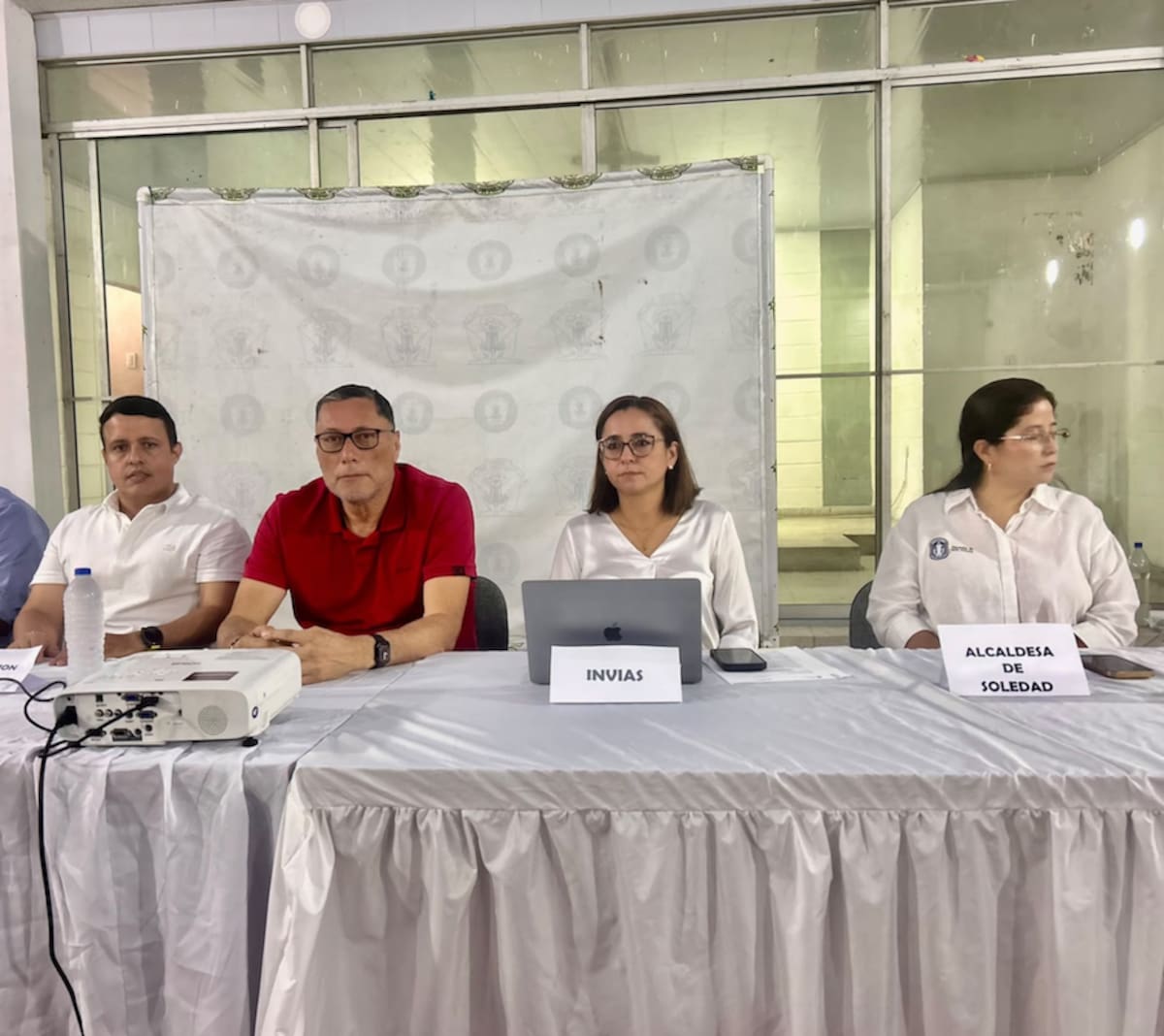 Con la presencia de la alcaldesa de Soledad, Alcira Sandoval, la Gobernación del Atlántico y el Gobierno nacional acordaron construir en conjunto el puente del Colegio INEM.//Cortesía DPGDA