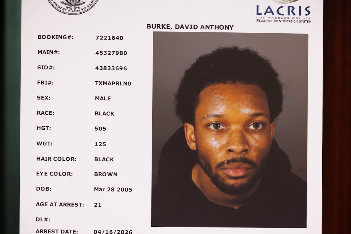 Se muestra una foto policial del cantante David Anthony Burke (D4vd) en una rueda de prensa ofrecida por el fiscal del distrito de Los Ángeles y funcionarios policiales del LAPD, tras la presentación de cargos contra Burke en el Centro de Justicia Penal Clara Shortridge Foltz de Los Ángeles, California (EE. UU.). EFE/Ted Soqui
