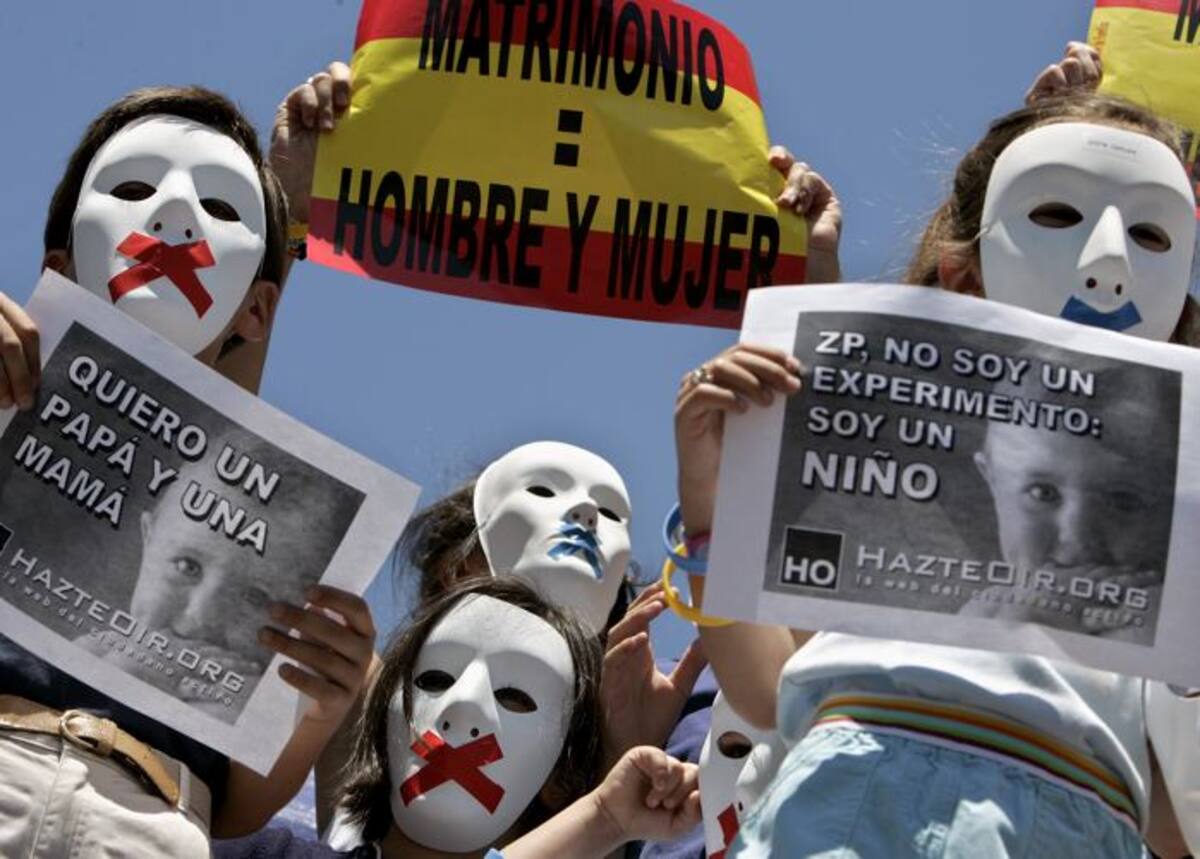 Pese a que la adopción de menores de edad a parejas del mismo sexo fue aprobada por la Corte, algunos sectores se oponen. AP Photo/Jasper Juinen