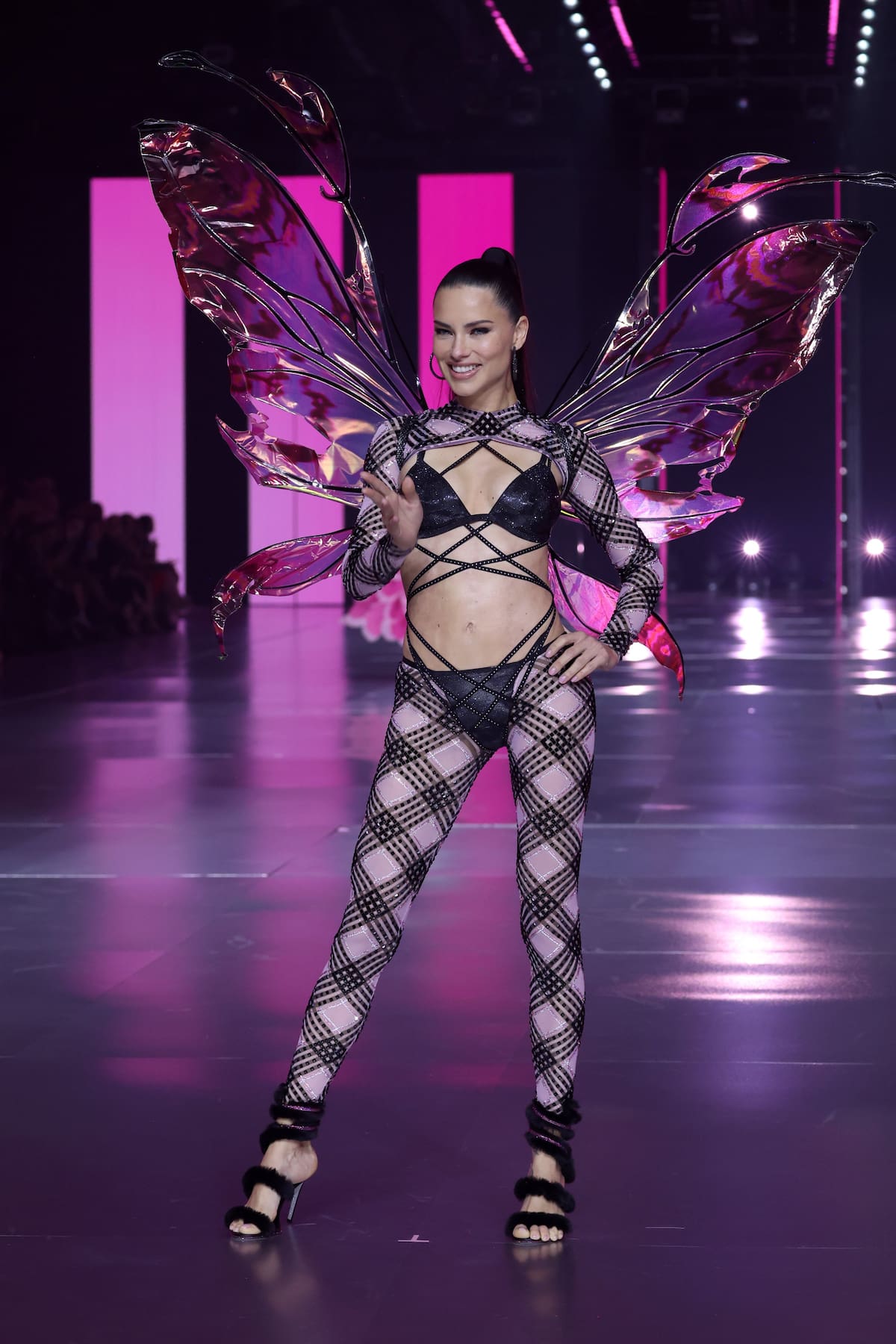 Adriana Lima desfilando en la pasarela de Victoria's Secret 2024. // Getty Images.