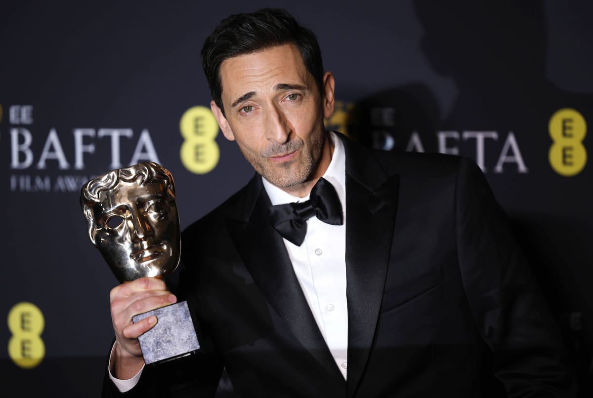 El actor estadounidense Adrian Brody posa en la sala de prensa tras ganar el premio al Mejor Actor por 'The Brutalist' durante los Premios de Cine BAFTA. //EFE