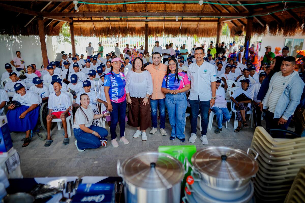 Gobernador de Bolívar entrega dotaciones a adultos mayores en tres municipios