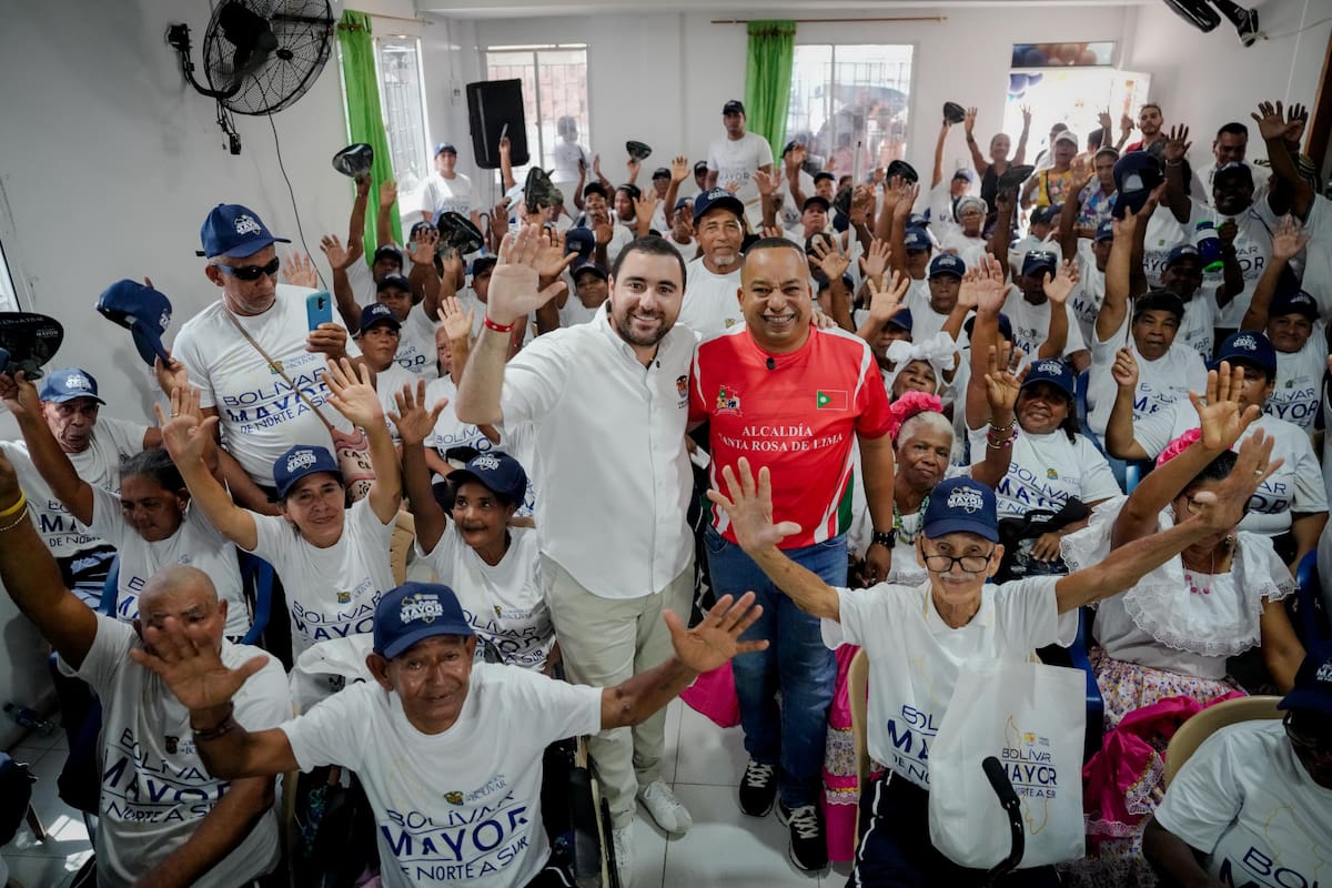 Gobernador de Bolívar entrega dotación a adultos mayores en Santa Rosa y Clemencia