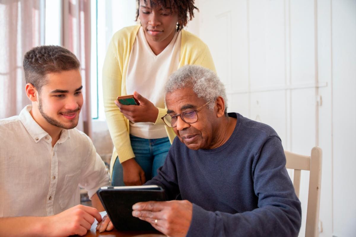Día del abuelo: Las herramientas de Google para adultos mayores