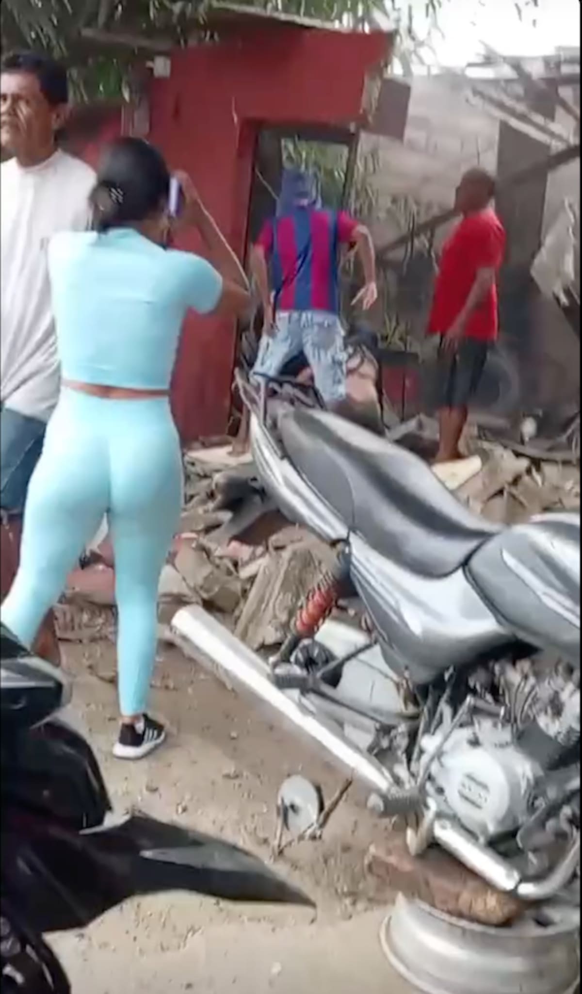 Muchos curiosos llegaron hasta la llantería en el barrio Santa Teresa de Juan de Acosta, donde explotó un compresor de aire cuando era manipulado por un adulto mayor de 74 años de edad.//Cortesía Red de Cooperantes.
