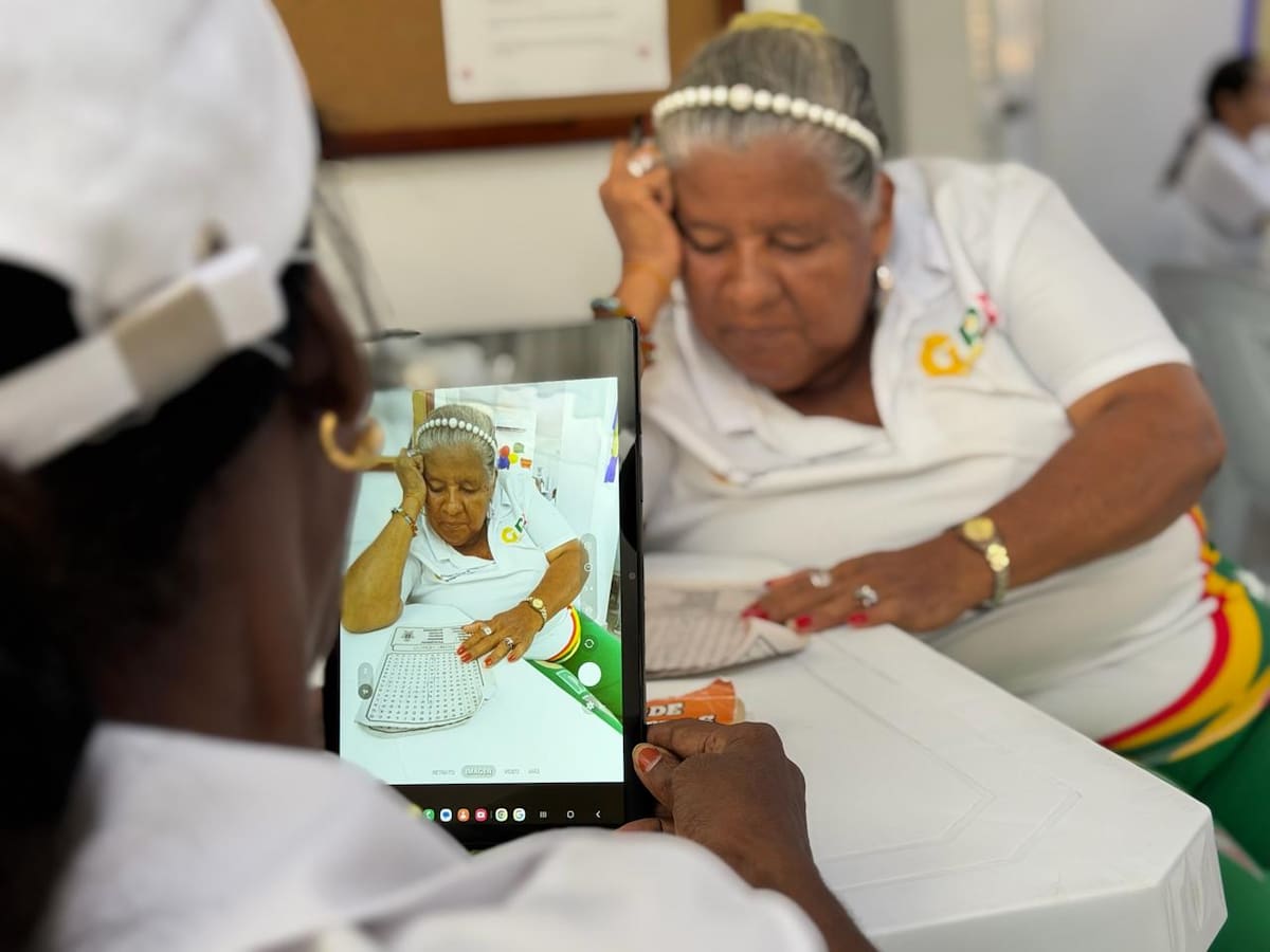 Entre las herramientas digitales adquiridas se destaca el uso básico de celulares y tabletas. // Cortesía: Alcaldía de Cartagena.