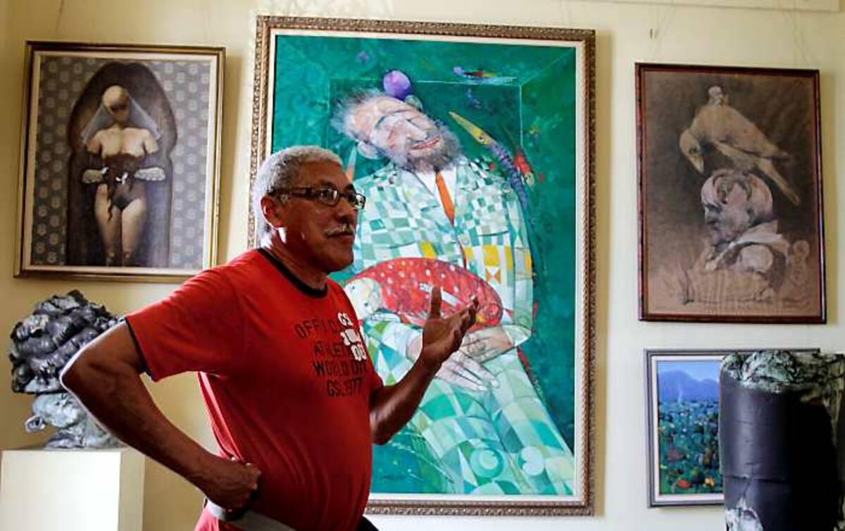 El artista Pedro Pablo Oliva en su taller de Pinar del Río. Fotos AP