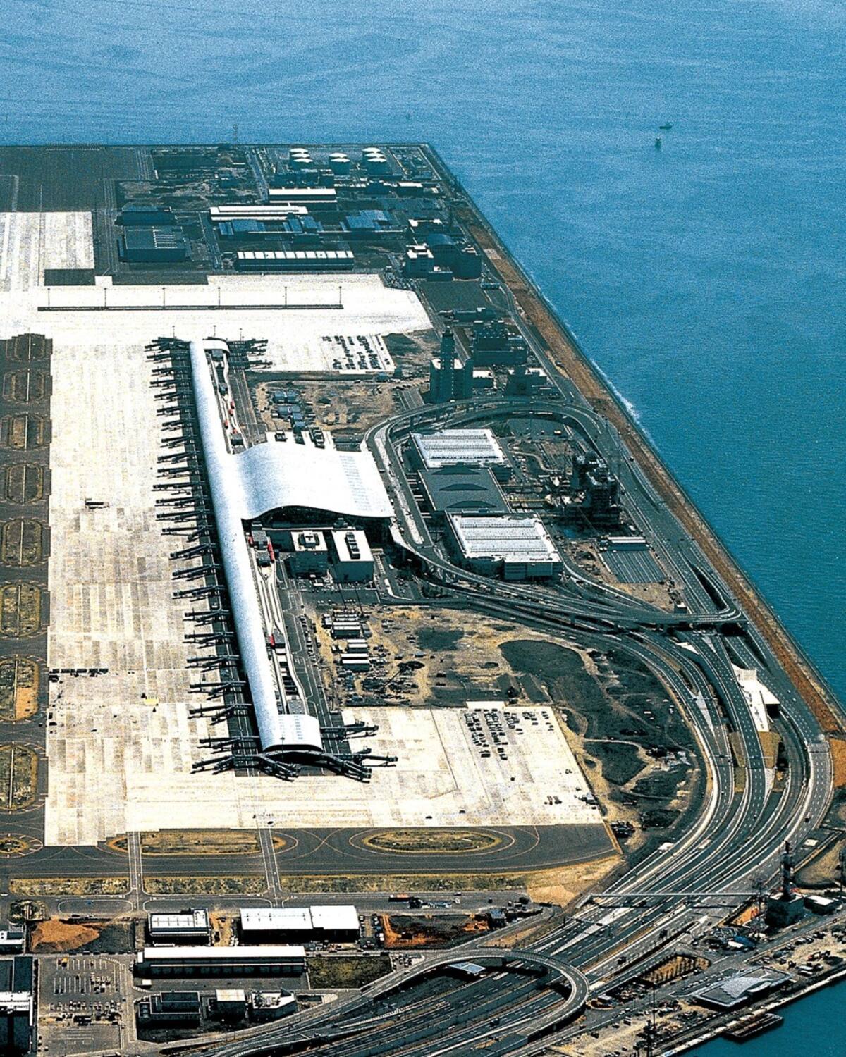 Construido sobre una isla artificial este aeropuerto es uno de lo más eficiencia a nivel de equipaje en el mundo // @ecocisa.