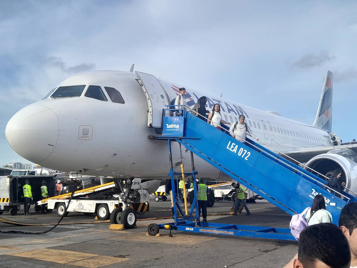 Operación de desembarque de pasajeros en la plataforma del Aeropuerto Internacional Rafael Núñez de Cartagena. //HFA - EU.
