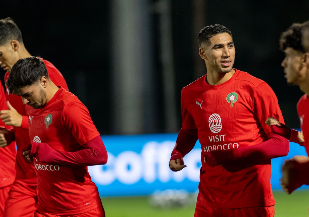 Achraf Hakimi (d), futbolista de la Selección de Marruecos, en un entrenamiento de su equipo en el Mundial 2026. // EFE/EPA/JALAL MORCHIDI.