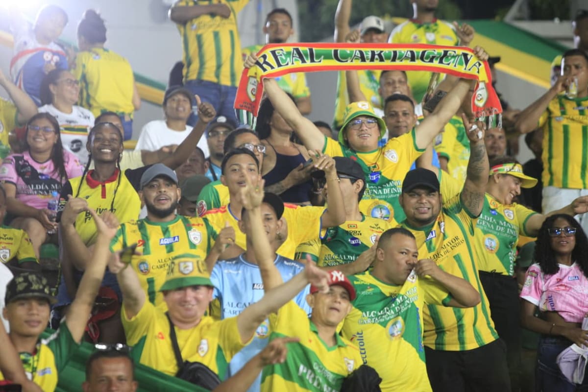 La hinchada de Real Cartagena no dejó de apoyar a su equipo amado ni un solo minuto. //ÓSCAR DÍAZ EL UNIVERSAL