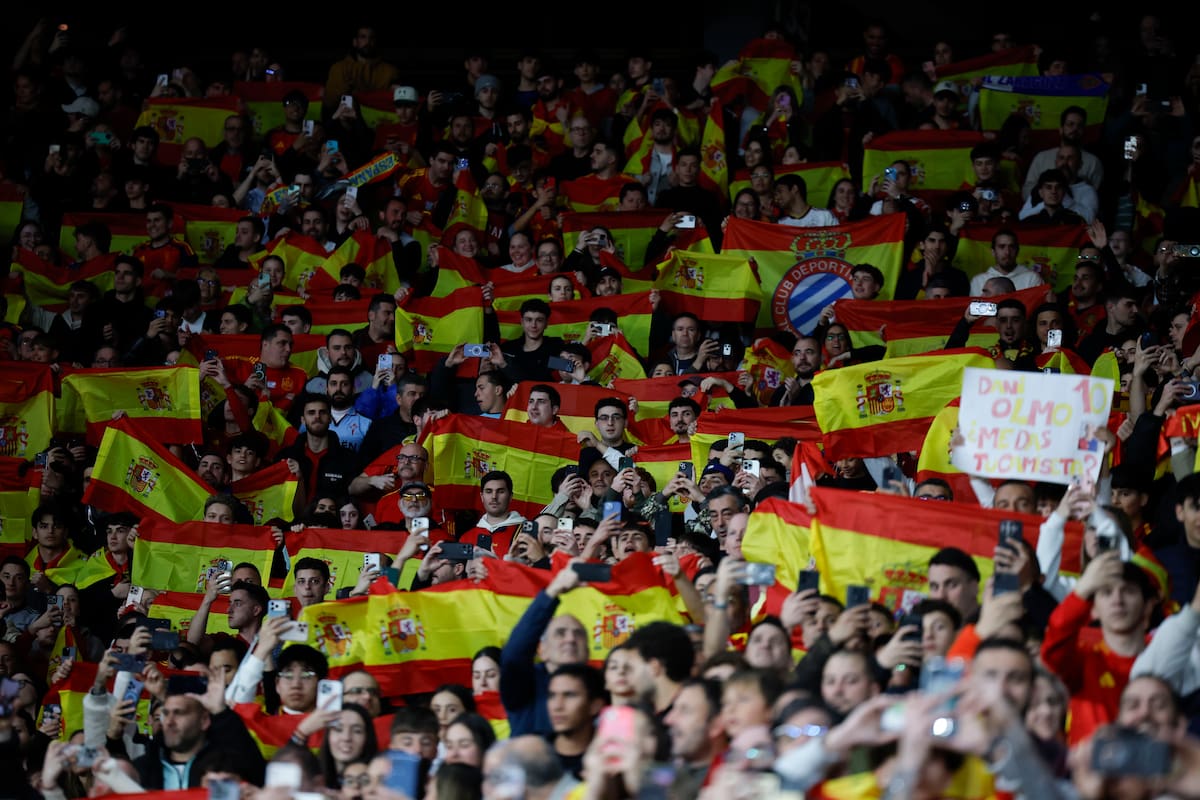 Aficionados españoles durante el partido amistoso que las selecciones de España y Egipto disputaron en el RCDE Stadium de Cornellá-El Prat, en Barcelona, encuentro en el que se produjeron cánticos islamófobos. //Foto, EFE: Alberto Estévez