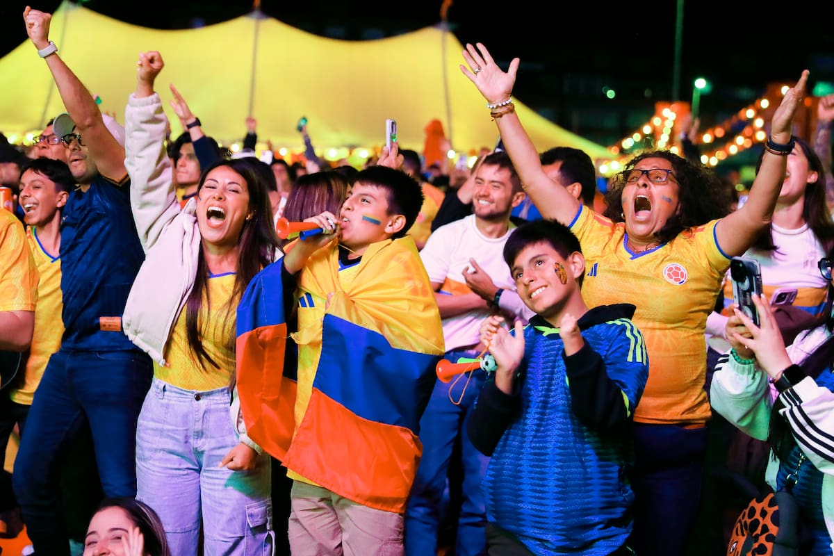 BOG400. BOGOTÁ (COLOMBIA), 03/07/2026.- Aficionados de Colombia celebran un gol durante la transmisión del partido del Mundial de la FIFA 2026 entre Colombia y Ghana este viernes, en Bogotá (Colombia). EFE/ Carlos Ortega