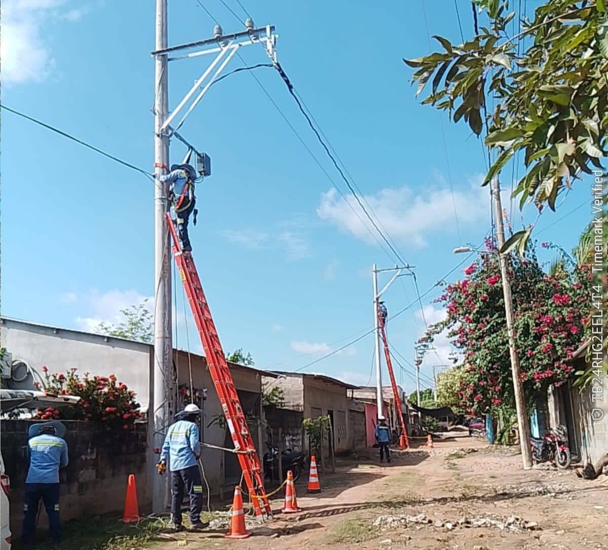 Los barrios Mi Ranchito, Policarpa y Ayacucho, en Barranco de Loba, dieron luz verde a las obras en el servicio de energía, de acuerdo con Afinia. // Foto: Cortesía - Afinia.