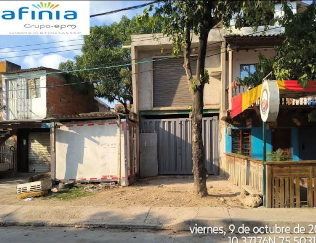 Durante la visita de Afinia a la empresa "Hielo del Caribe" en Cartagena, el personal técnico inspeccionó el gabinete, el medidor y la celda de medida, y encontró condiciones que podrían afectar el registro adecuado del consumo. // Foto: Cortesía - Afinia.