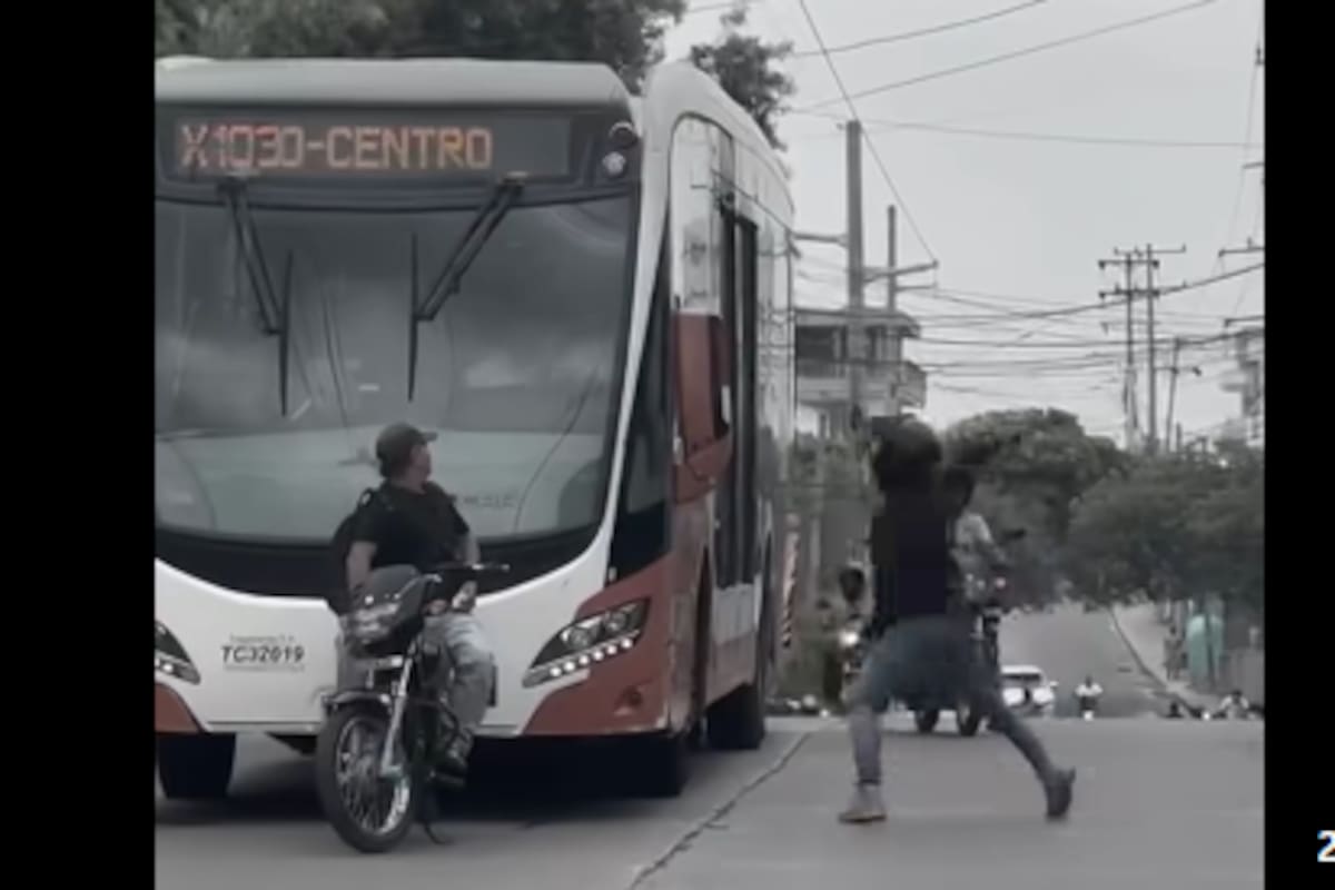 Video: así fue la brutal agresión de un motociclista contra conductor de Transcaribe