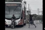 Video: así fue la brutal agresión de un motociclista contra conductor de Transcaribe