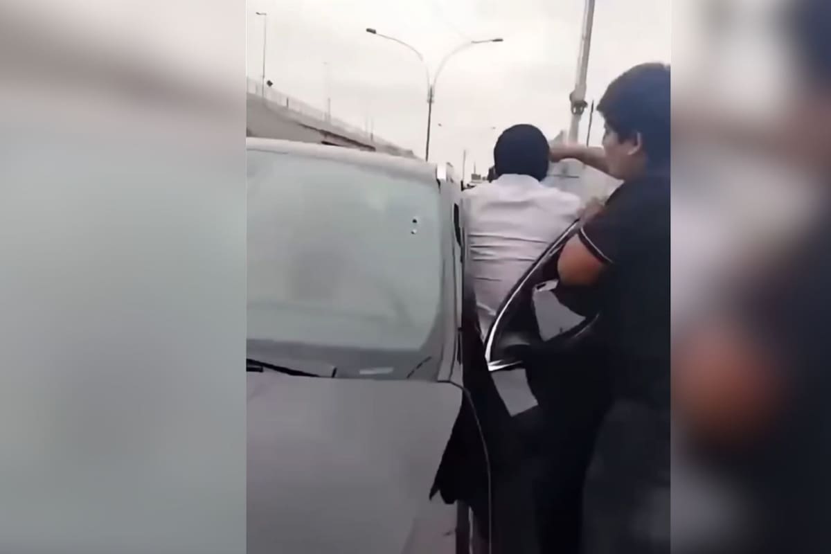 Video: director deportivo del Sporting Cristal es agredido por hinchas tras entrenamiento