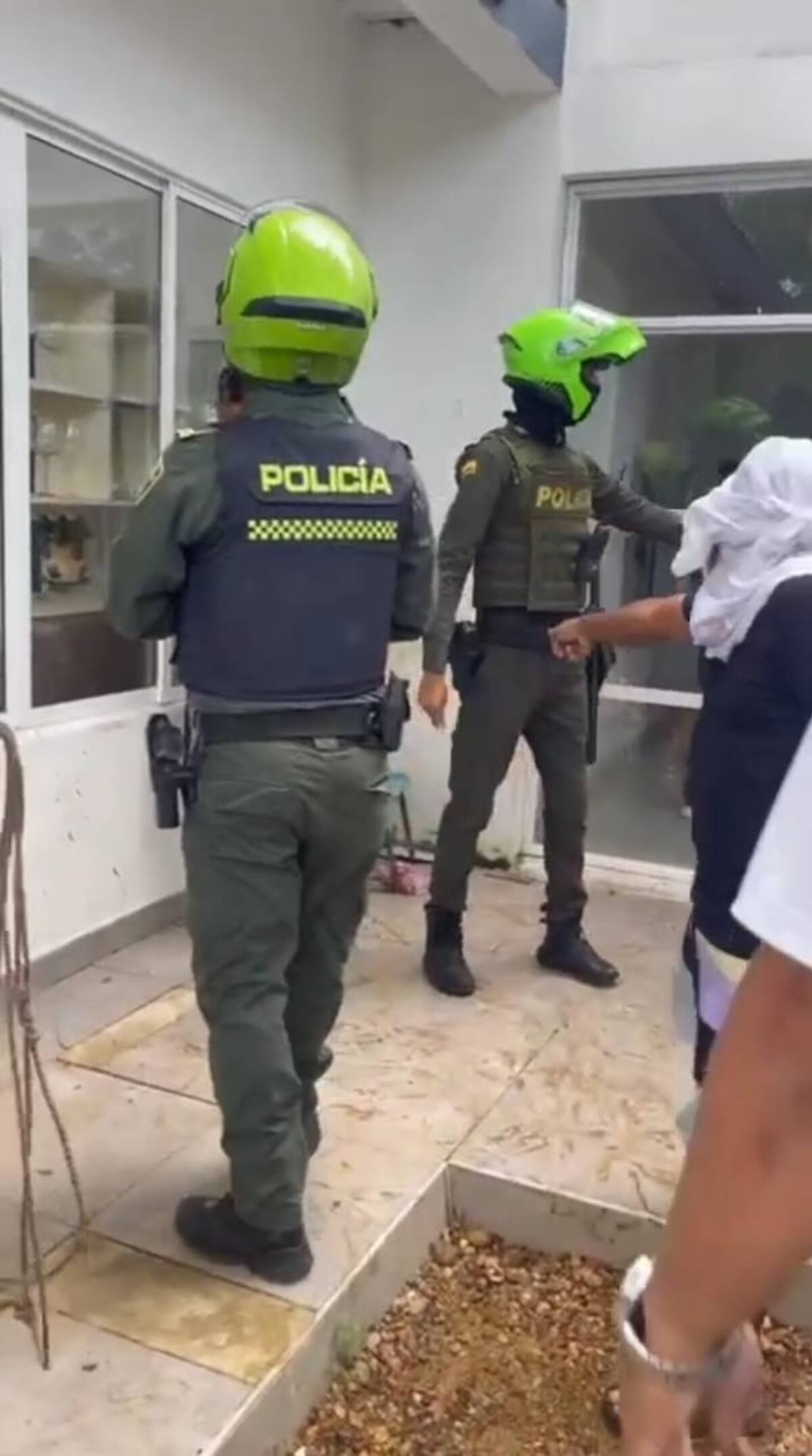 Allegados del albañil que golpearon brutalmente por un rumor de “rapto de niños” piden justicia.
