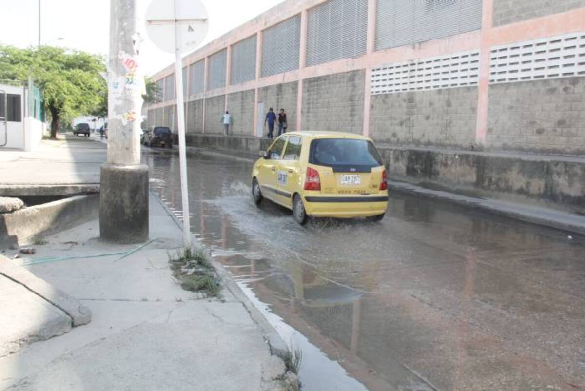 La laguna que se forma alrededor del Coliseo Chico de Hierro es algo de todos los días en temporada de lluvias. Kailline Giraldo