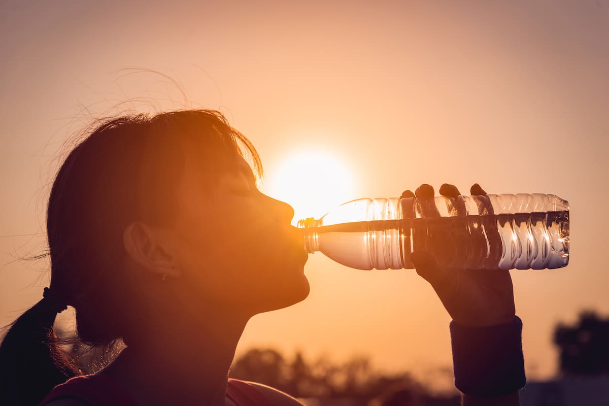 Alerta sanitaria en Colombia: si compró esta marca de agua, deje de consumirla de inmediato