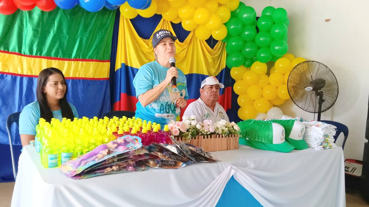 Eliana Romero Valiente, gerente de Aguas de Bolívar, habló del proyecto en la institución educativa. // Foto: Cortesía.