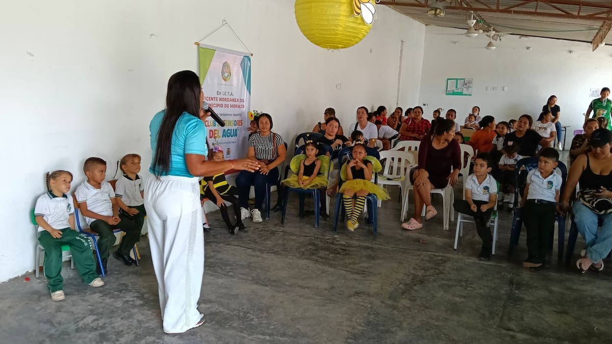 Padres de familia y estudiantes estuvieron presentes en la entrega del filtro de agua en la IE Técnica Agropecuaria Vicente Hondarza, en Morales. // Foto: Cortesía.