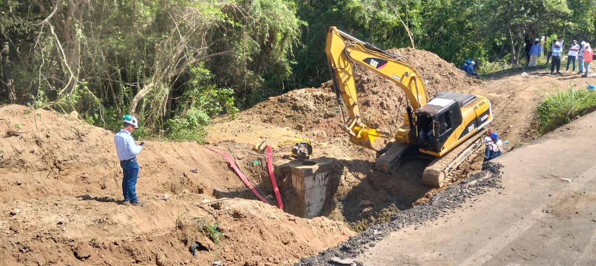 Aguas de Cartagena sigue con los trabajos de reparación en la tubería ubicada entre las estaciones Piedrecitas y Albornoz. // Foto: Luis Herrán.