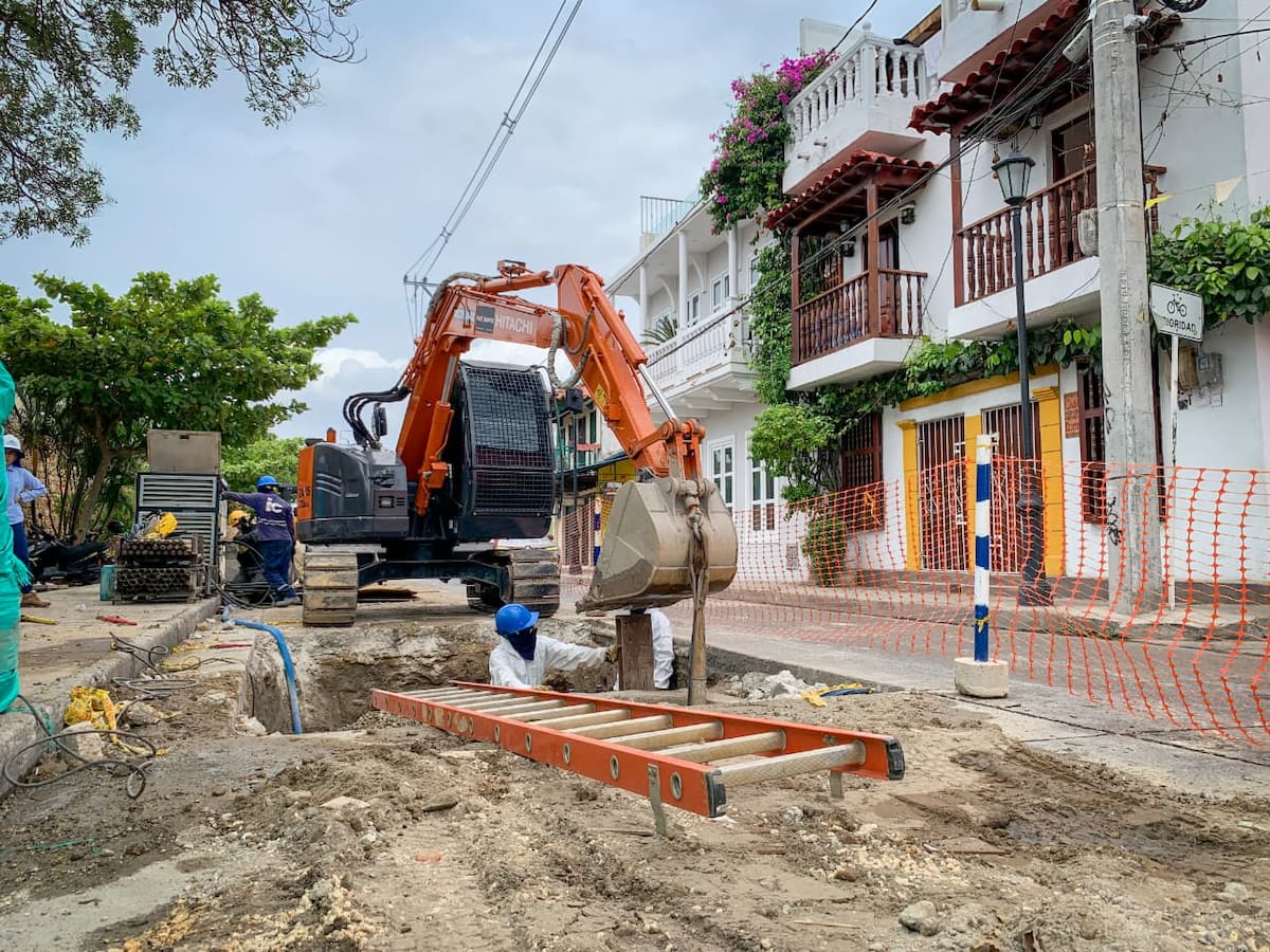 Las obra de renovación del alcantarillado en la avenida El Pedregal, en Getsemaní, avanzan en un 70 %. // Foto: Cortesía - Acuacar.