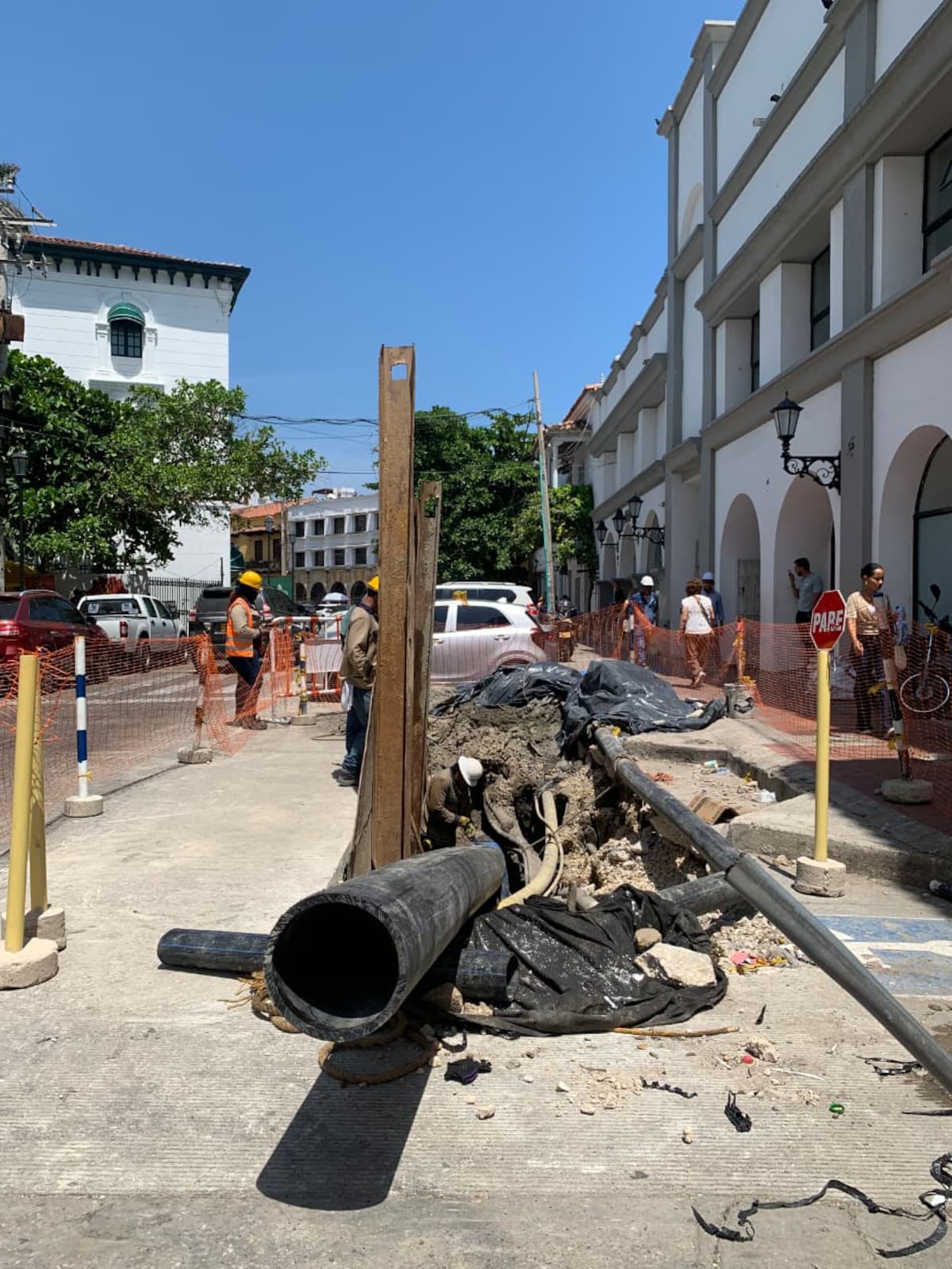 La obra de alcantarillado sanitario en la avenida Escallón, del Centro Histórico, avanza en un 50% y se espera culminar la próxima semana. // Foto: Cortesía - Acuacar.