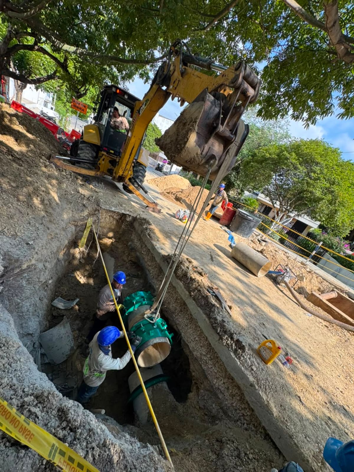 De acuerdo con Aguas de Cartagena, los trabajos en la fuga de una tubería en la avenida de El Consulado, presentan un avance significativo y, de acuerdo con el desarrollo de las labores, confían en finalizar antes de lo programado. // Foto: Cortesía - Acuacar.