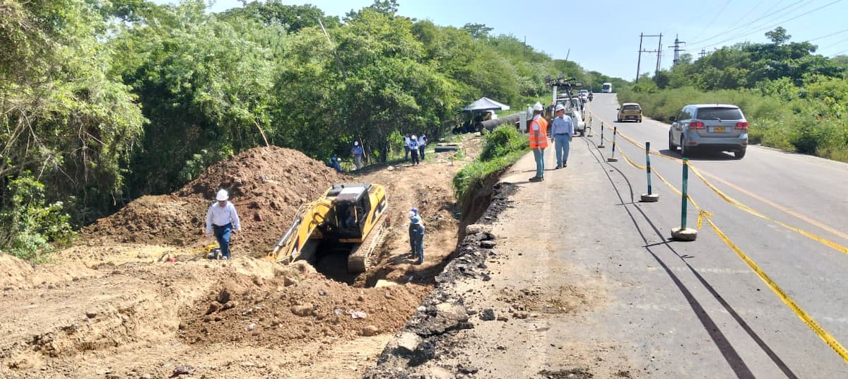 Se extienden los trabajos de reparación de un tubo de agua en Cartagena. // Foto: Luis Herrán.