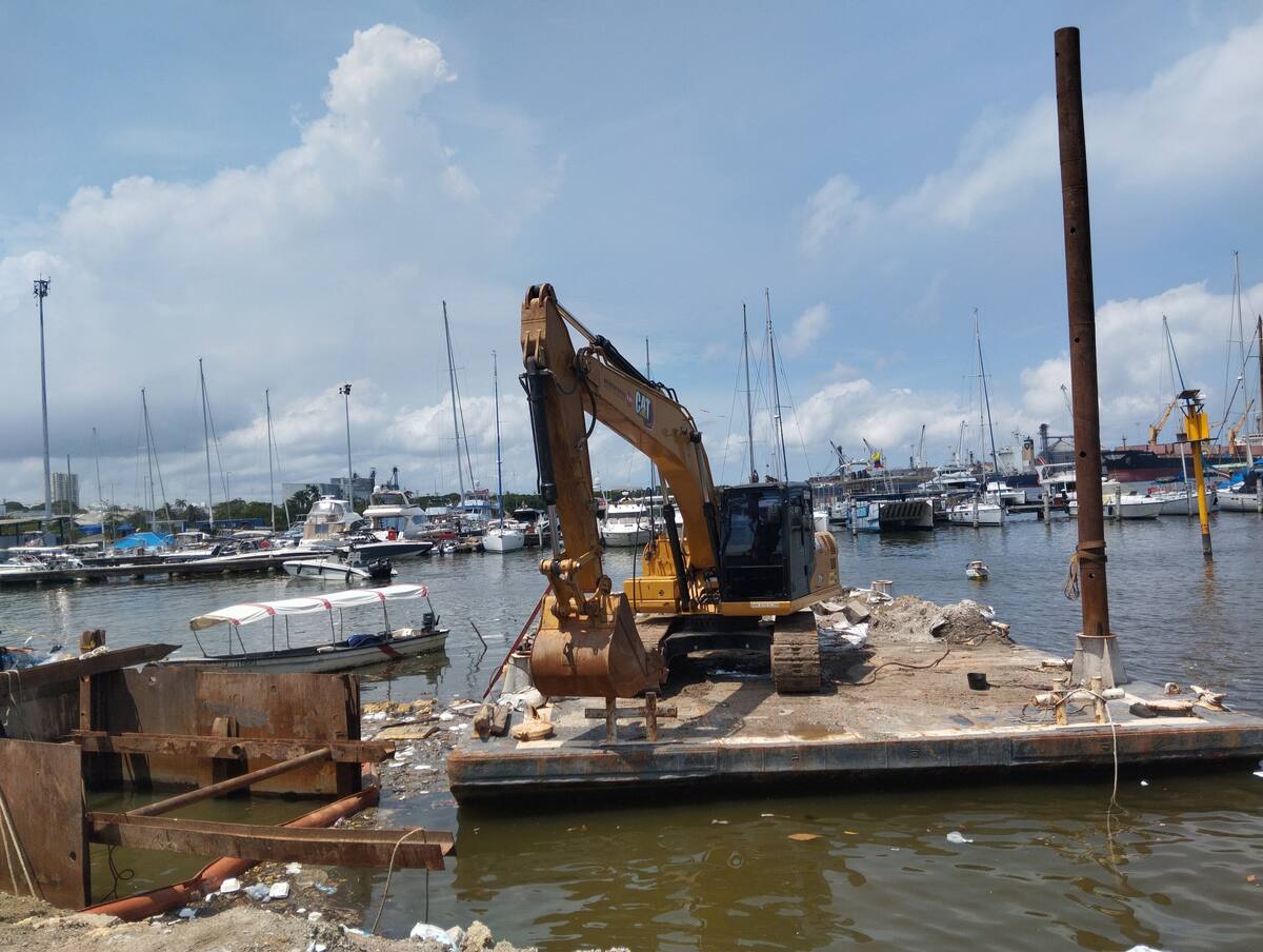 Los tubos se encuentran en el espejo de agua que conecta con la bahía de Cartagena. // Foto: Oscar Diaz.