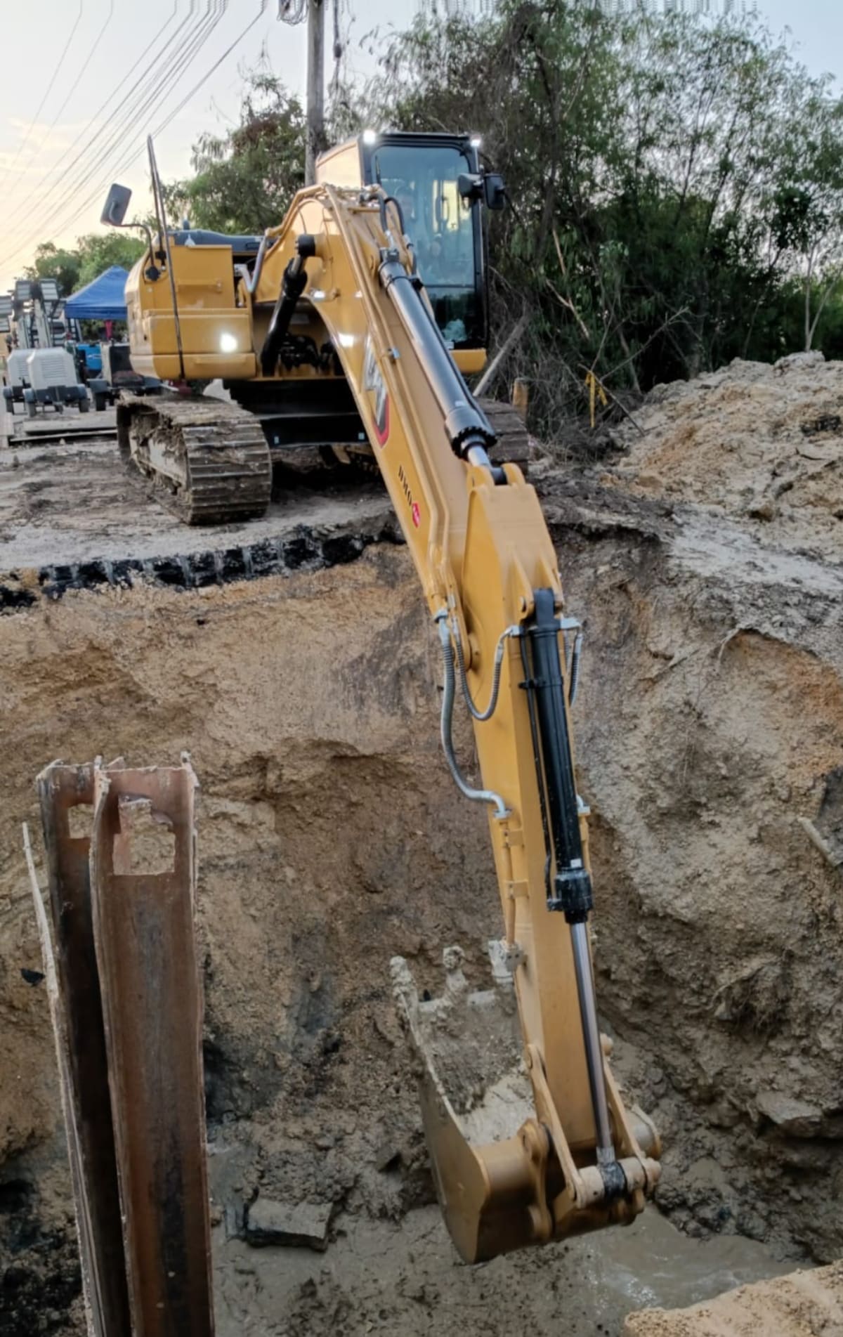 Aguas de Cartagena continúa los trabajos de reparación de una tubería de 500 milímetros de diámetro ubicada en la vía Mamonal. // Cortesía: Aguas de Cartagena
