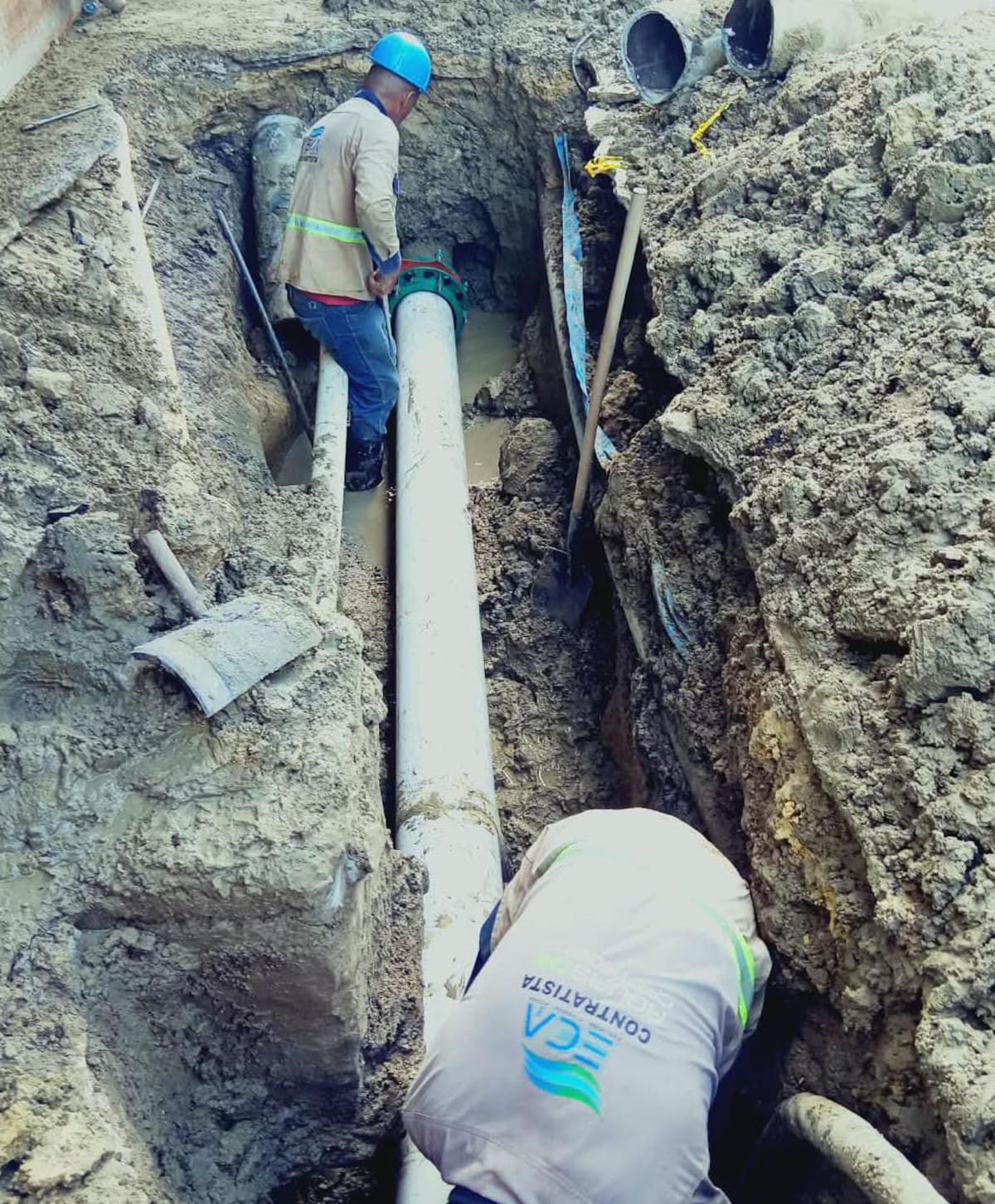 Aguas de Cartagena reparó tubería en San Fernando y restableció el servicio de agua potable. // Cortesía - Acuacar