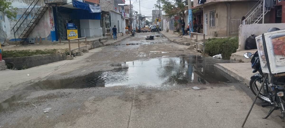 Aguas residuales estancadas afectaban a residentes del barrio Nuevo Paraíso. // Foto: Óscar Díaz - El Universal