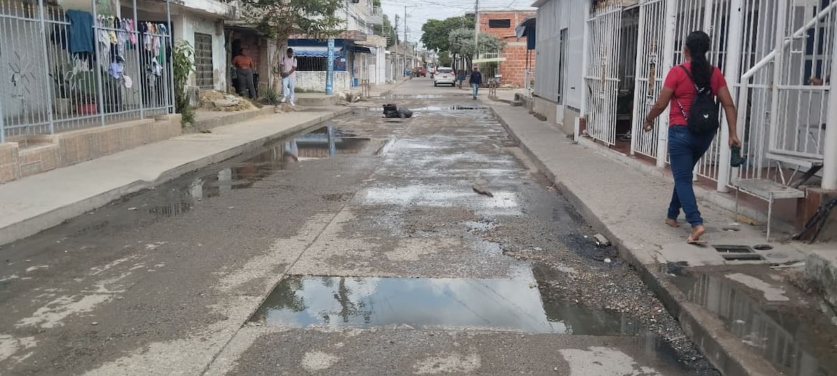 Aguas residuales estancadas afectan a residentes del barrio Nuevo Paraíso. // Foto: Óscar Díaz - El Universal