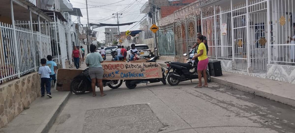 La comunidad del barrio Nuevo Paraíso protestó para exigir la intervención de Acuacar. // Foto: Óscar Díaz - El Universal