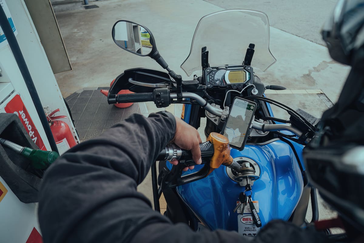 5 trucos infalibles para ahorrar gasolina en tu moto