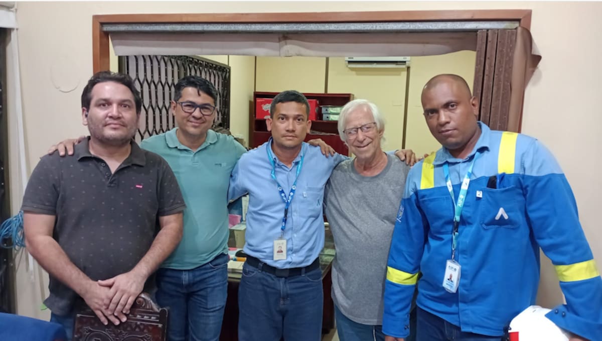 Ingenieros y técnicos de la empresa Air-e Intervenida sostuvieron una mesa de trabajo con el padre Cyrillus Swinne en el barrio La Paz sobre diversas inquietudes de la comunidad relacionadas con la prestación del servicio de energía eléctrica.//Cortesía Air-e.