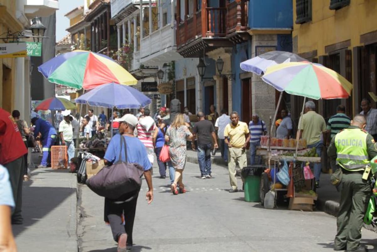 En la calle Portocarrero hay tantas ventas posesionadas en los andenes, que los transeúntes se ven obligados a caminar por la vía. JULIO CASTAÑO BELTRÁN - EL UNIVERSAL