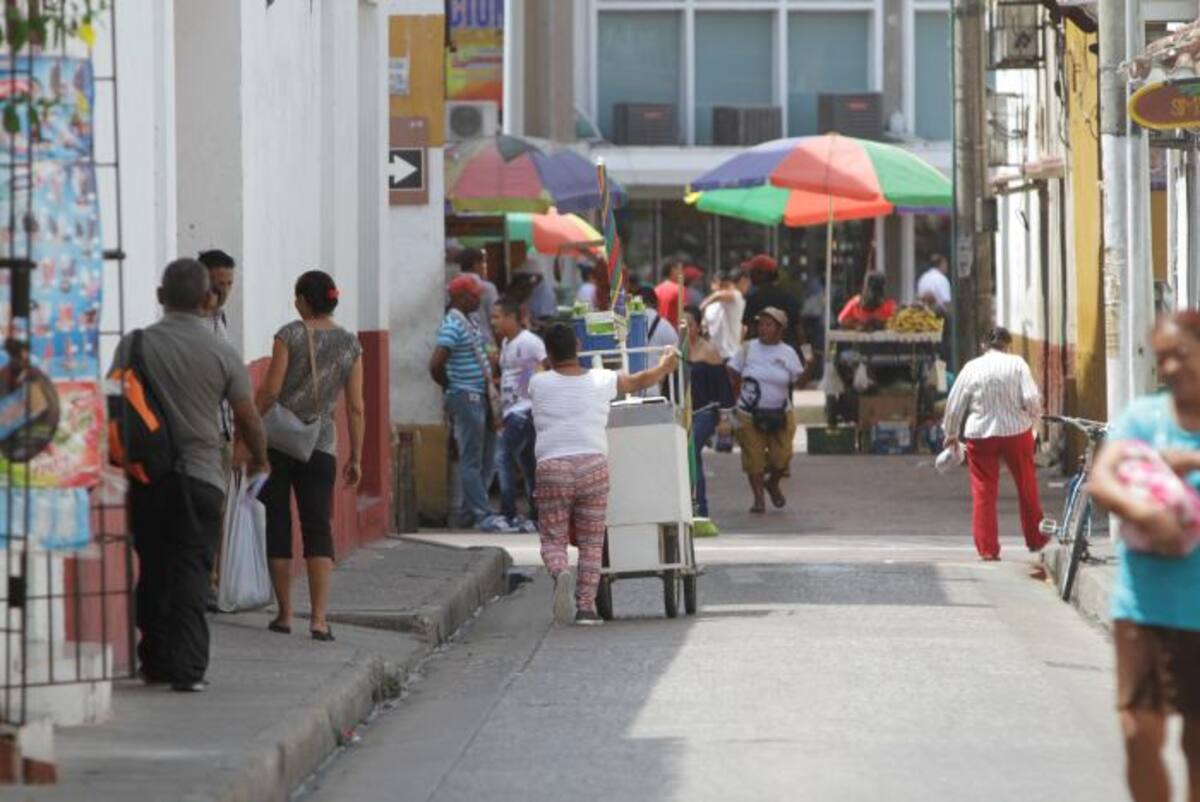 En la calle del Cancel, que parece propiedad de los vendedores ambulantes, se dificulta el tránsito peatonal. JULIO CASTAÑO BELTRÁN - EL UNIVERSAL