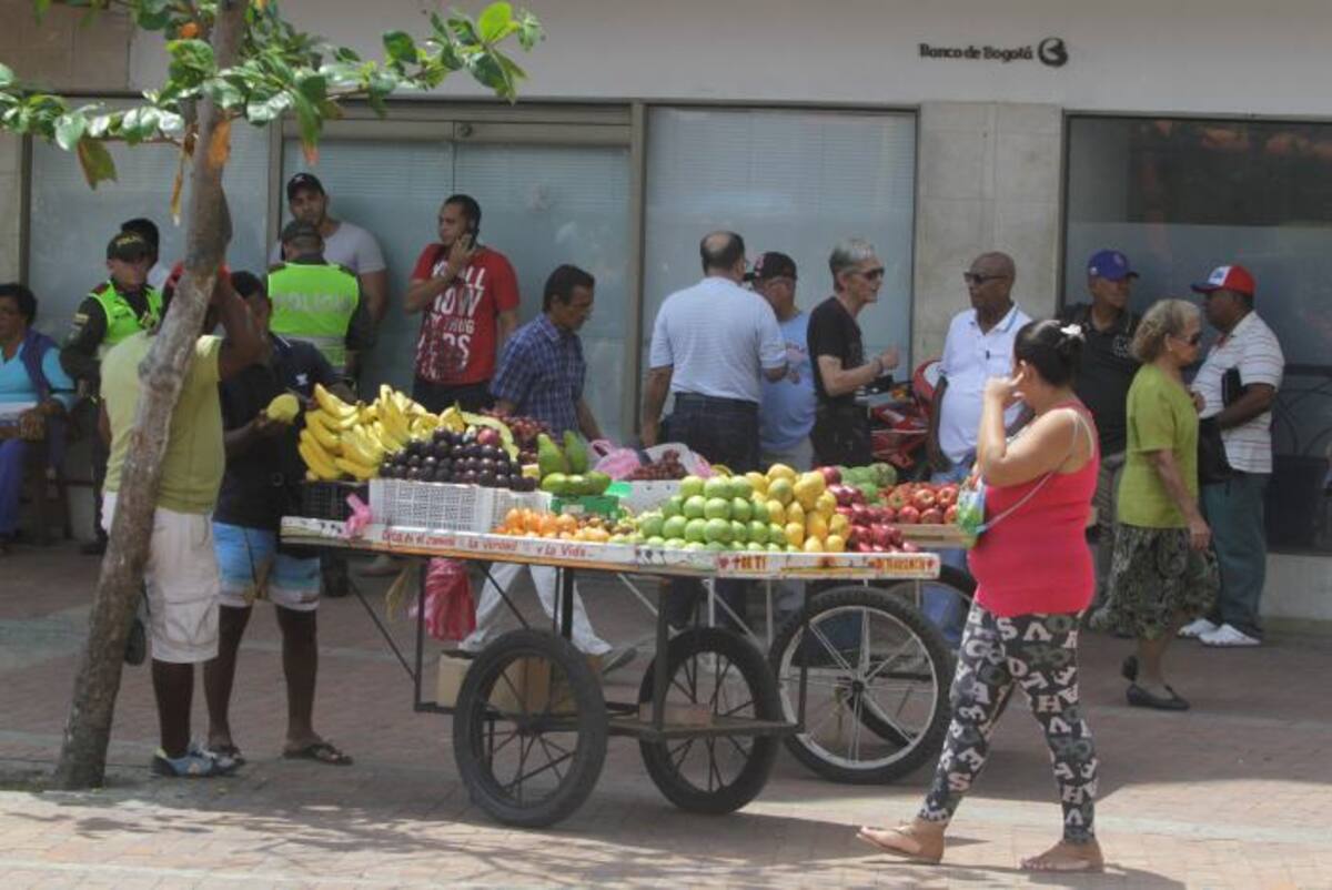 En plena avenida Venezuela, frente al centro comercial Centro Uno, se disponen varias carretillas de frutas. JULIO CASTAÑO BELTRÁN - EL UNIVERSAL