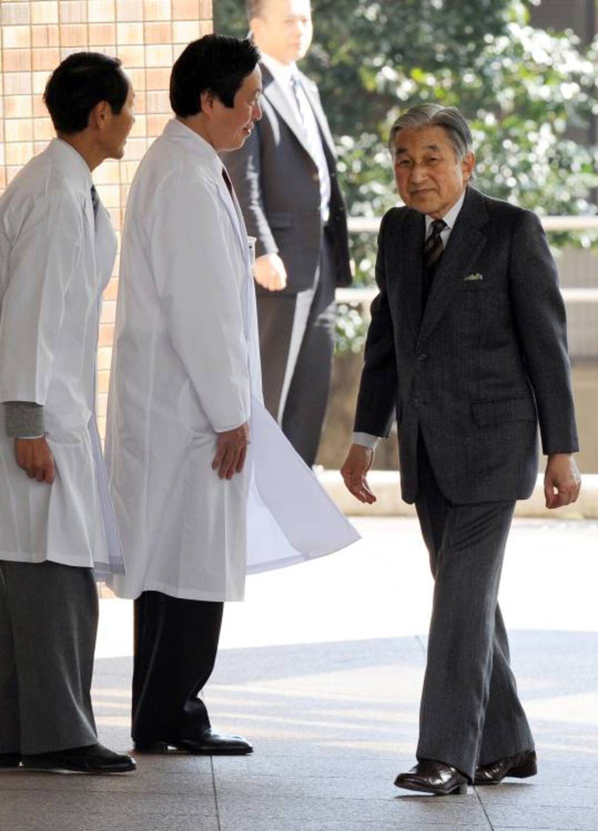 El emperador Akihito saluda a los doctores a la entrada del Hospital de la Universidad de Tokio. AP Toshifumi Kitamura